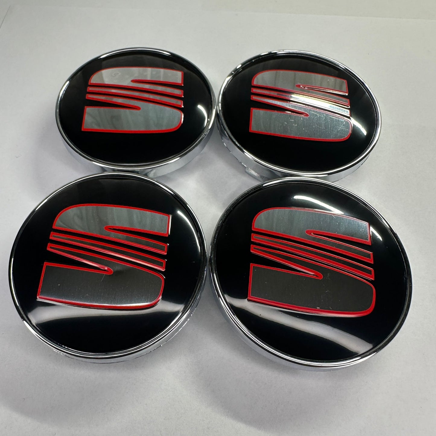 4x 60mm Nabendeckel für SEAT Felgen – Schwarz Rot