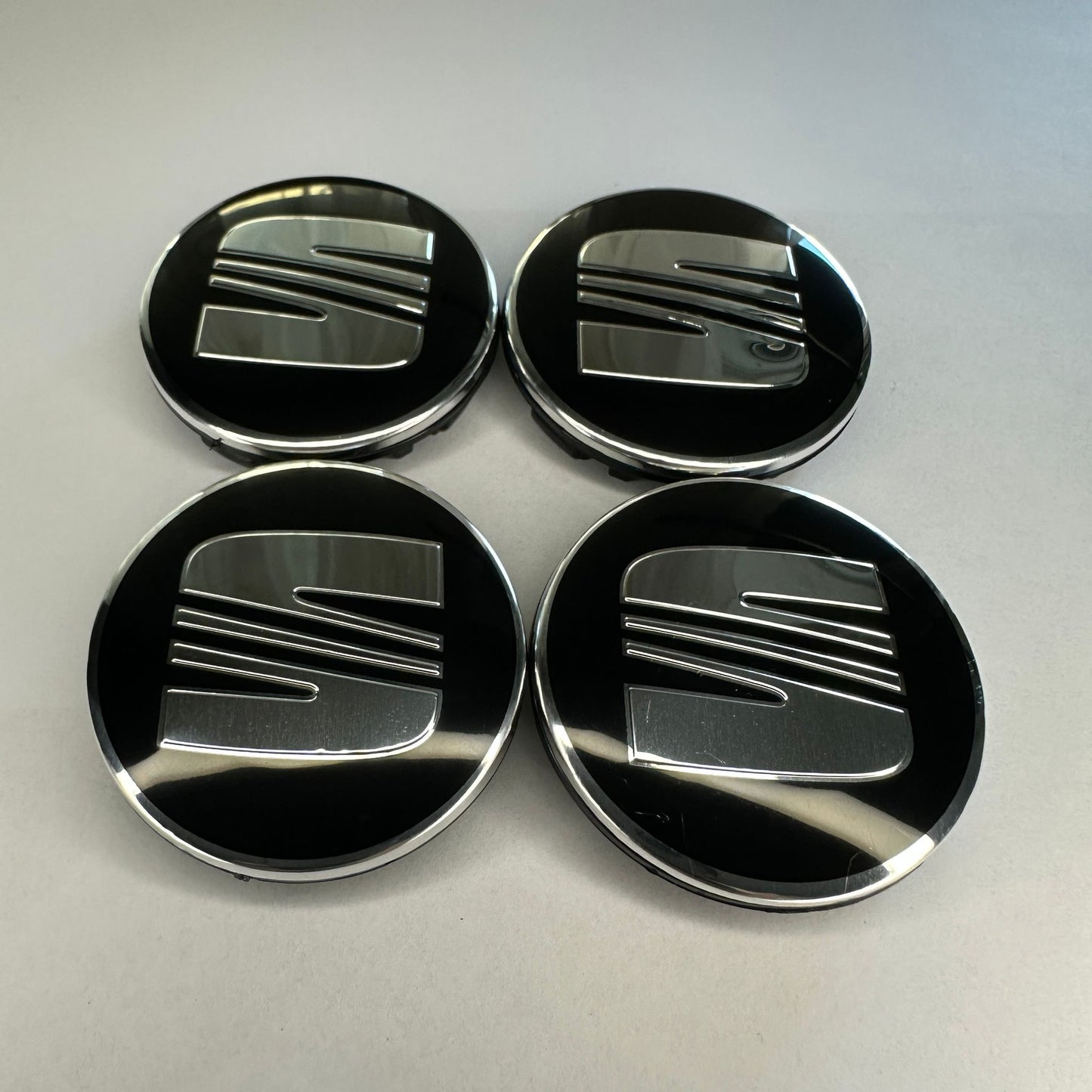 4x SEAT kompatible Nabendeckel 55mm Schwarz